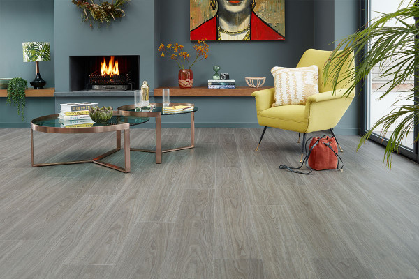 Sàn gỗ màu xám là xu hướng mới trong thiết kế nội thất, mang đến vẻ hiện đại và mới lạ cho không gian sống của bạn. Điều này càng được tăng cường bởi tính chất thân thiện với môi trường và độ bền cao của gỗ.